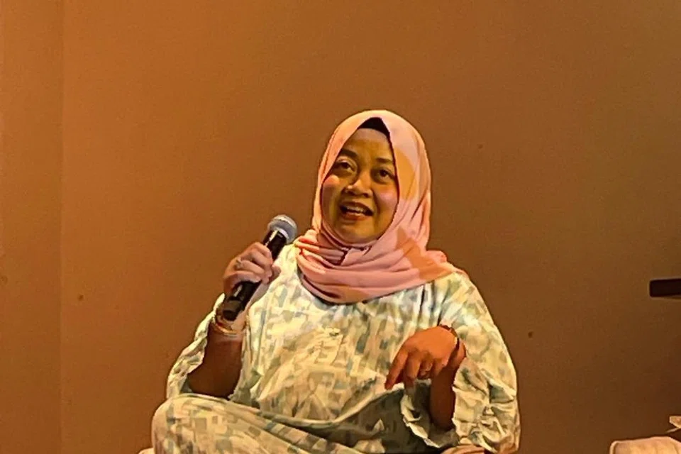 Cik Julianawarti Jumali, ibu tiga anak, berkongsi perjalanan menjaga anak sulungnya yang disahkan mengalami autisme.
