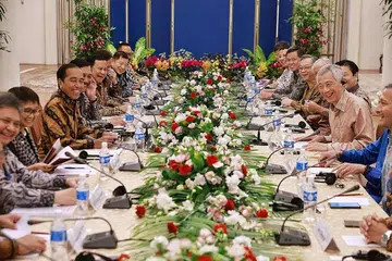 BINCANG TENTANG KERJASAMA: Encik Lee Hsien Loong (tengah, kanan) dan Encik Joko Widodo (tengah, kiri) bersama delegasi masing-masing berbincang mengenai pelbagai bidang kerjasama semasa Rahat Pemimpin Singapura-Indonesia 2023 di Istana. - Foto ST