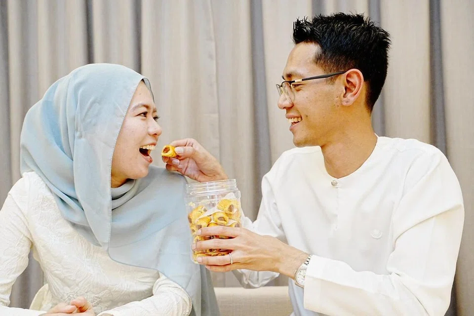 Cik Risa Shigemi (kiri) dan suaminya, Encik Radzi Barian Arlandito.