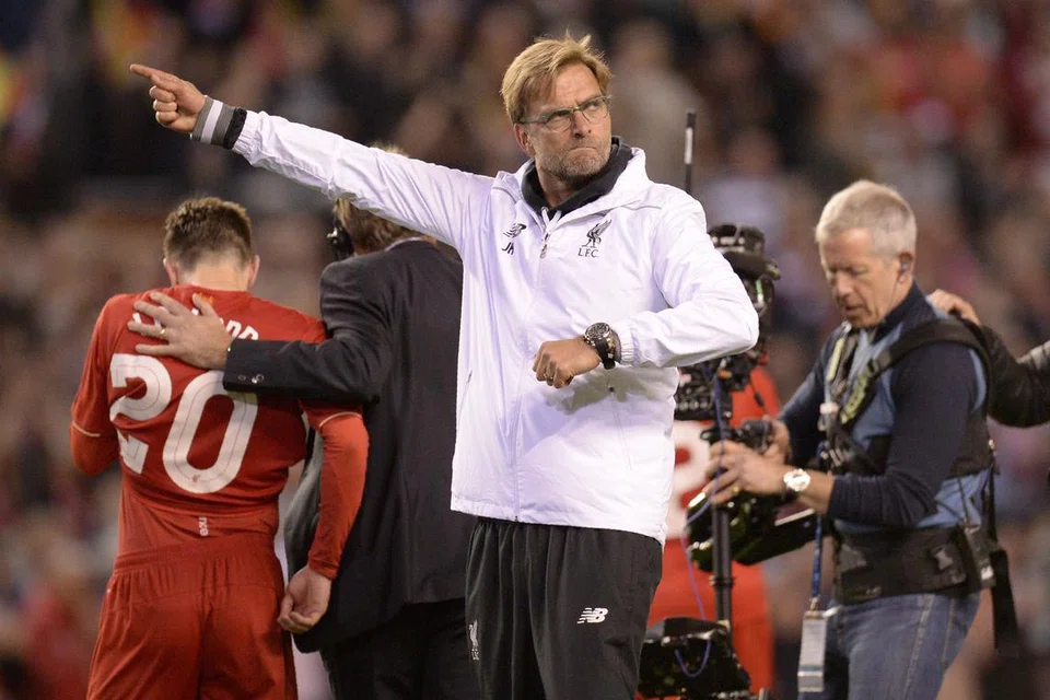 SENTUHAN MAGIS: Juergen Klopp (depan) membantu Liverpool bangkit musim ini dan pasukan itu kini berada di ambang kejuaraan Eropah buat kali pertama sejak 2005.