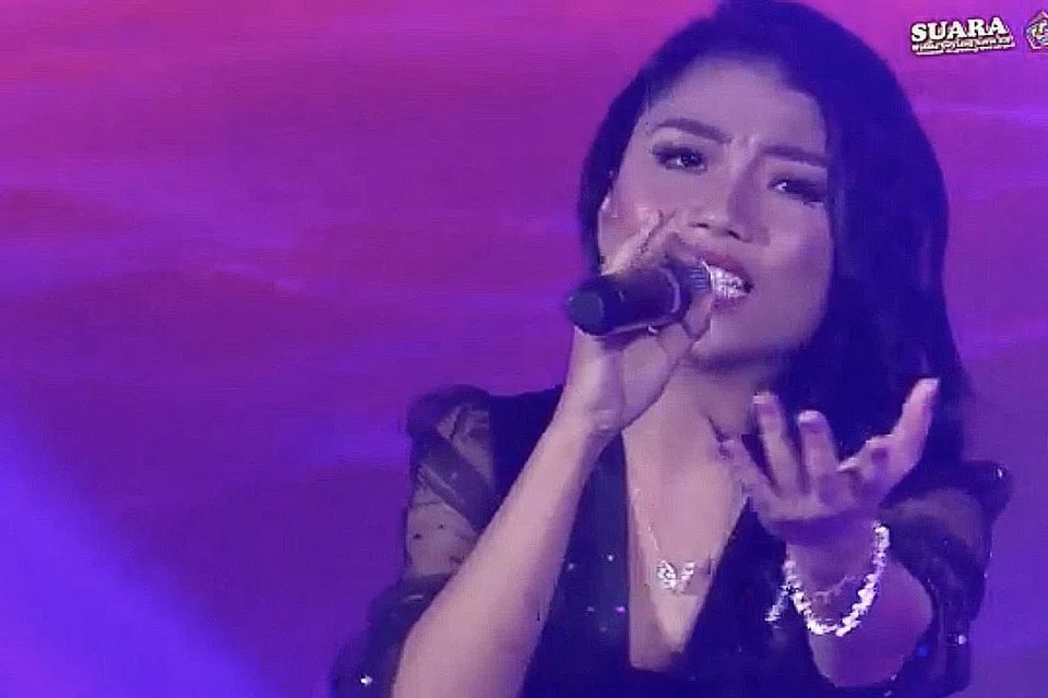 WADAH KEYAKINAN DIRI: Suara 2.0 sebagai peraduan vokal era baru memberi peserta seperti Sarah Adriana meluah rasa rindu terhadap ibu yang terpisah dek pandemik di samping memberinya keyakinan diri menimba ilmu vokal untuk disajikan di khalayak ramai. - Foto FACEBOOK WISMA GEYLANG SERAI