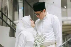 JANGAN TUNGGU LAMA-LAMA: Encik Imran Hanif, 51 tahun, melamar Cik Wani Abdul Wahab selepas bertemu dua kali.