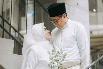 JANGAN TUNGGU LAMA-LAMA: Encik Imran Hanif, 51 tahun, melamar Cik Wani Abdul Wahab selepas bertemu dua kali.