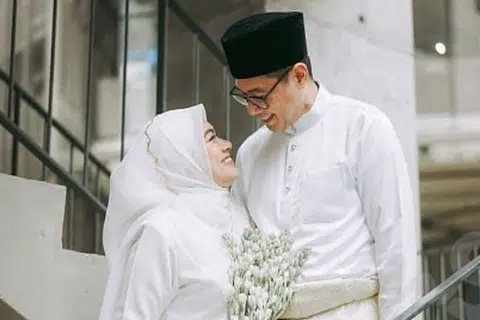 JANGAN TUNGGU LAMA-LAMA: Encik Imran Hanif, 51 tahun, melamar Cik Wani Abdul Wahab selepas bertemu dua kali.