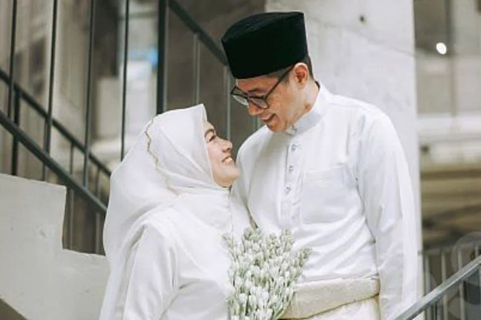 JANGAN TUNGGU LAMA-LAMA: Encik Imran Hanif, 51 tahun, melamar Cik Wani Abdul Wahab selepas bertemu dua kali.