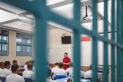 BANGGA: Encik Amrin berbangga dengan kesemua 34 banduan di Sekolah Penjara Tanah Merah yang menduduki peperiksaan GCE Peringkat 'A' tahun lalu. 