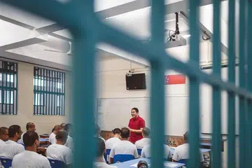 BANGGA: Encik Amrin berbangga dengan kesemua 34 banduan di Sekolah Penjara Tanah Merah yang menduduki peperiksaan GCE Peringkat 'A' tahun lalu. 