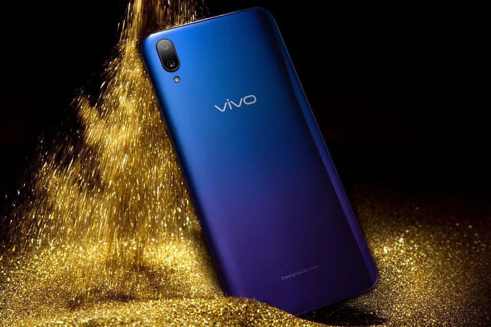 SEKILAS PRODUK - VIVO V11: Peranti ini menawarkan skrin paparan penuh Halo FullView dan sistem memproses Android. Telefon bijak ini mempunyai pilihan warna - fusion hitam dan biru, Starry Night dan Nebula, gabungan biru dan ungu. Harga Vivo V11 ialah $599 (tanpa kontrak). - Foto VIVO 