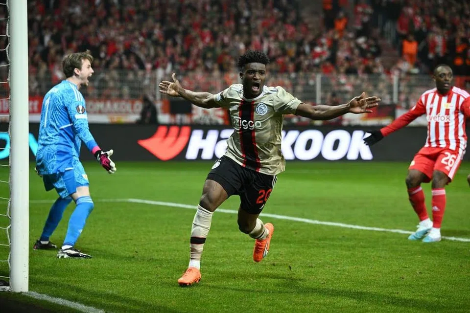 MEMPERKUKUH SKUAD: Mohammed Kudus (tengah) meraikan jaringannya bagi Ajax  semasa perlawanan Liga Eropah menentang FC Union Berlin. Beliau pemain baru keempat yang dibeli West Ham bagi memperkukuh skuad  David Moyes.