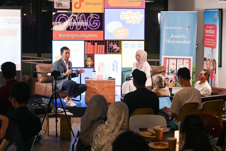 (Kiri) Encik Shafie Shamsuddin dan Eksekutif Audiens dan Perkembangan BH, Cik Kaiyishah Ayuni (kanan) sebagai moderator bagi sesi keenam Siri Jauhari.