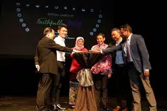 ACARA PELANCARAN: (Dari kiri) Ketua Eksekutif Temasek Foundation Connects, Encik Lim Hock Chuan; Setiausaha Parlimen Kanan (Kebudayaan, Masyarakat dan Belia merangkap Pengangkutan), Encik Baey Yam Keng; Presiden Halimah Yacob; Menteri Negara Kanan (Pertahanan dan Ehwal Luar) Dr Mohamad Maliki Osman; Pengarah WISE SG, Encik Johnny Leow; dan Ketua Pusat Kecemerlangan bagi Keselamatan Negara di RSIS, Dr Shashi Jayakumar, merasmikan logo 'Faithfully Asean'. - Foto WISE SG