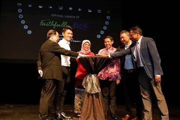 ACARA PELANCARAN: (Dari kiri) Ketua Eksekutif Temasek Foundation Connects, Encik Lim Hock Chuan; Setiausaha Parlimen Kanan (Kebudayaan, Masyarakat dan Belia merangkap Pengangkutan), Encik Baey Yam Keng; Presiden Halimah Yacob; Menteri Negara Kanan (Pertahanan dan Ehwal Luar) Dr Mohamad Maliki Osman; Pengarah WISE SG, Encik Johnny Leow; dan Ketua Pusat Kecemerlangan bagi Keselamatan Negara di RSIS, Dr Shashi Jayakumar, merasmikan logo 'Faithfully Asean'. - Foto WISE SG