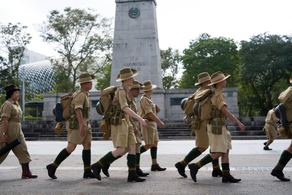 Sembilan anggota History Fort Singapore berarak dari kawasan bekas tapak Kem Beach Road hingga ke Battlebox di Fort Canning bagi memperingati Hari Pertahanan Mutlak 2026.