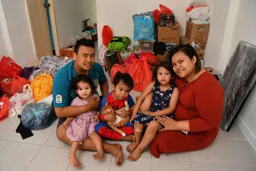 RAYA DALAM KESEDERHANAAN: Encik Md Zainori dan isterinya Cik Sarifah serta anak-anak (dari kiri) Ellyna Qasrina, Elzie Effendi dan Elfira Qasrina tetap bersyukur menerima banyak makanan dan pakaian bagi menyambut Lebaran. - Foto BM oleh CHONG JUN LIANG