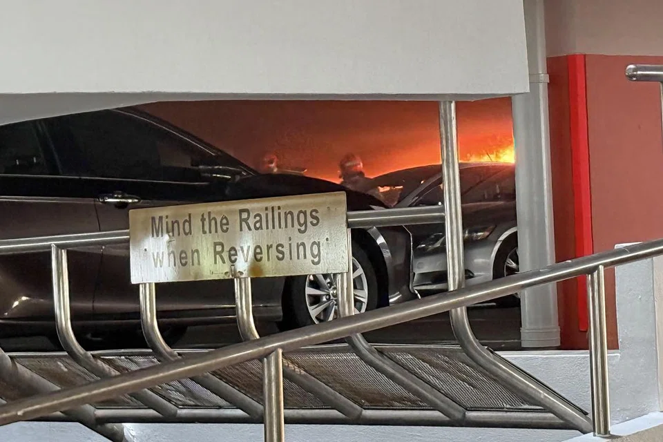 Bomba cuba memadamkan api ketika beberapa kereta terbakar di tempat letak kereta di Ang Mo Kio pada Januari lalu.