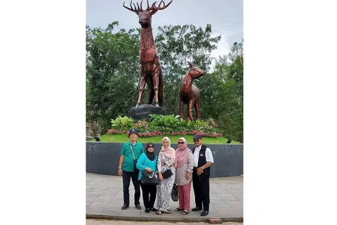 RINDU TERUBAT: Cik Khapisah (dua dari kanan) bergambar bersama keluarganya di Batam. Gambar ini dirakam pada kunjungan kali kedua ke Batam pada September. - Foto ihsan KHAPISAH SANUSI