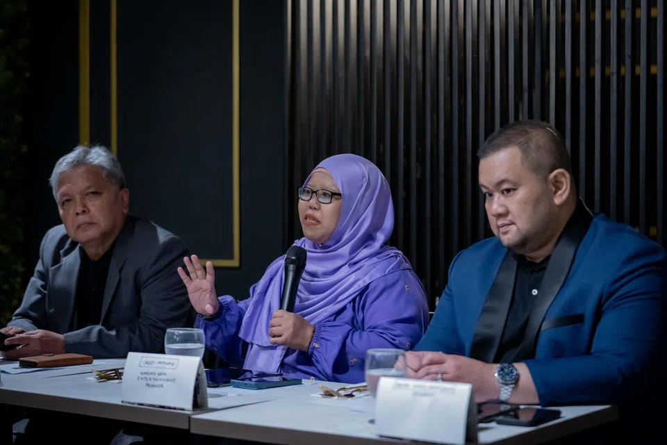 Sidang media ‘Konsert Legasi Layar Perak’ diadakan di restoran The Malayan Council, The Fullerton Waterboat House, dengan kehadiran (dari kiri) Eddy Ali, pengarah kreatif, Ukhti Aminah, dan penyanyi, Muhammad Hafiz Hamzah.