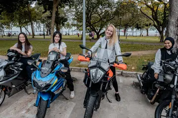 Berusia dalam lingkungan 20-an dan awal 30-an tahun, (dari kiri) Cik Nina Neo, Cik Maggie, Cik Anne Klaassen dan Cik Putri, menganggap menunggang motosikal tidak berbahaya seperti tanggapan ramai, dan tanggungjawab sewaktu mengendali kenderaan itu penting demi memastikan keselamatan. 