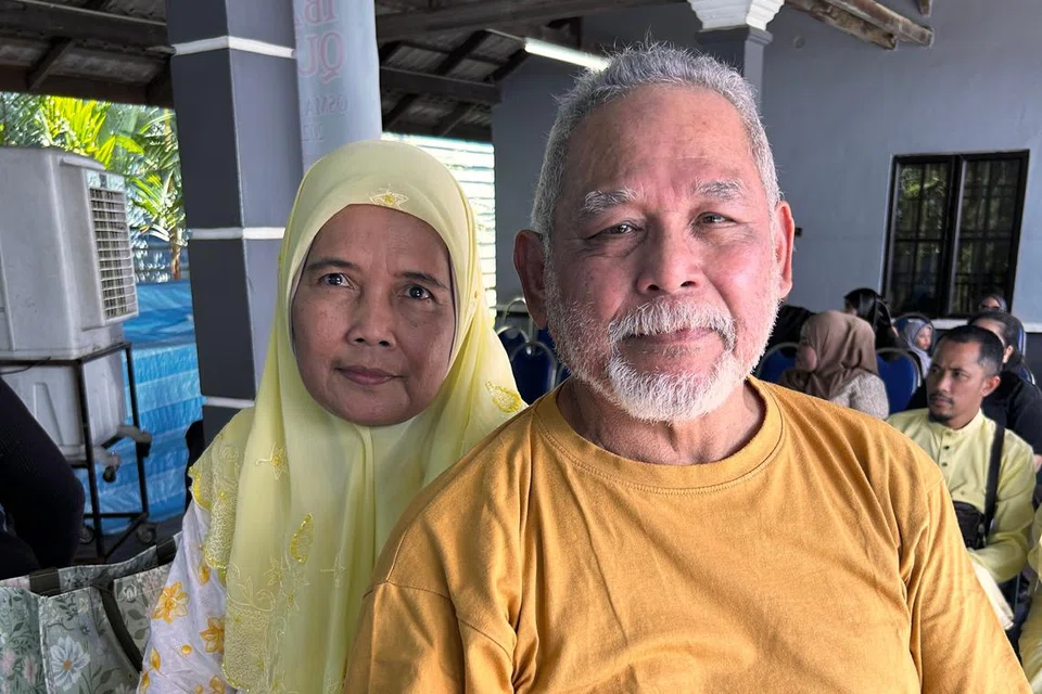 Encik Ithnin Omar, 67 tahun (kanan), bersama isterinya Cik Kamidah Sani, 61 tahun.