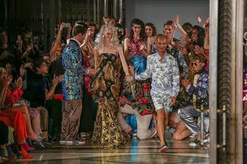 KOLEKSI MUSIM BUNGA: Ashley Isham dalam acara peragaan koleksi musim bunga dan panas 2019 sempena Minggu Fesyen London yang diadakan baru-baru ini. - Foto THE UP COMING