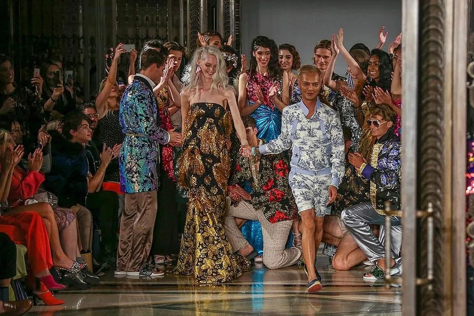 KOLEKSI MUSIM BUNGA: Ashley Isham dalam acara peragaan koleksi musim bunga dan panas 2019 sempena Minggu Fesyen London yang diadakan baru-baru ini. - Foto THE UP COMING