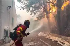Anggota Unit Kecemasan Tentera Sepanyol (UME) berusaha memadam kebakaran hutan di San Martín de Valdeiglesias, Madrid, pada 23 Julai. Kebakaran yang bermula di Almorox, berhampiran Toledo, sehari sebelumnya memaksa beberapa kawasan dipindahkan dan satu penempatan dikenakan perintah berkurung, ketika api merebak dengan pantas sehingga pihak berkuasa mengeluarkan amaran kecemasan dua kali melalui telefon bimbit kepada penduduk di kawasan terjejas.