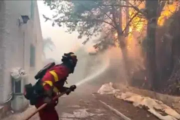 Anggota Unit Kecemasan Tentera Sepanyol (UME) berusaha memadam kebakaran hutan di San Martín de Valdeiglesias, Madrid, pada 23 Julai. Kebakaran yang bermula di Almorox, berhampiran Toledo, sehari sebelumnya memaksa beberapa kawasan dipindahkan dan satu penempatan dikenakan perintah berkurung, ketika api merebak dengan pantas sehingga pihak berkuasa mengeluarkan amaran kecemasan dua kali melalui telefon bimbit kepada penduduk di kawasan terjejas.
