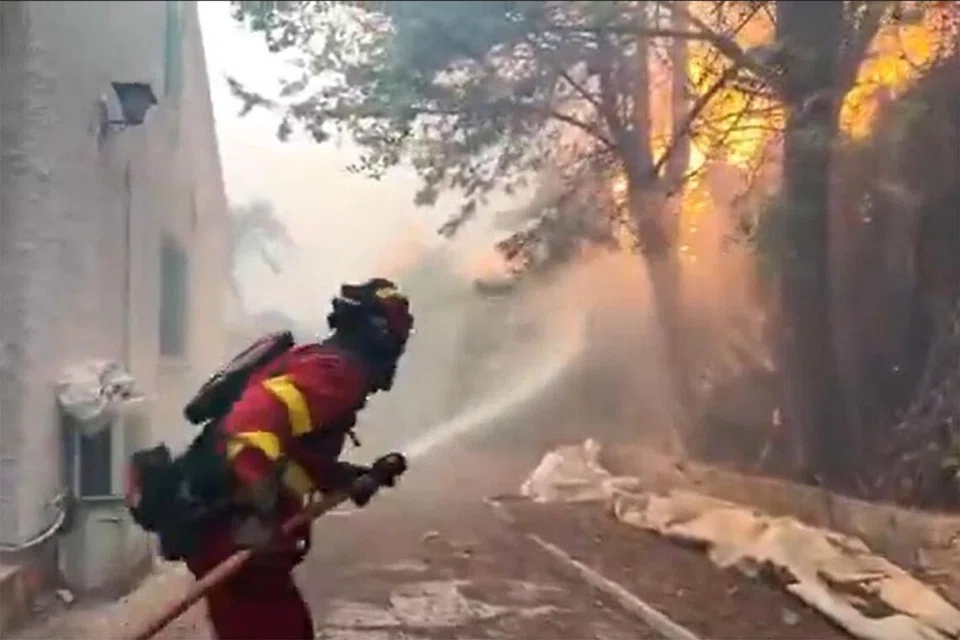 Anggota Unit Kecemasan Tentera Sepanyol (UME) berusaha memadam kebakaran hutan di San Martín de Valdeiglesias, Madrid, pada 23 Julai. Kebakaran yang bermula di Almorox, berhampiran Toledo, sehari sebelumnya memaksa beberapa kawasan dipindahkan dan satu penempatan dikenakan perintah berkurung, ketika api merebak dengan pantas sehingga pihak berkuasa mengeluarkan amaran kecemasan dua kali melalui telefon bimbit kepada penduduk di kawasan terjejas.