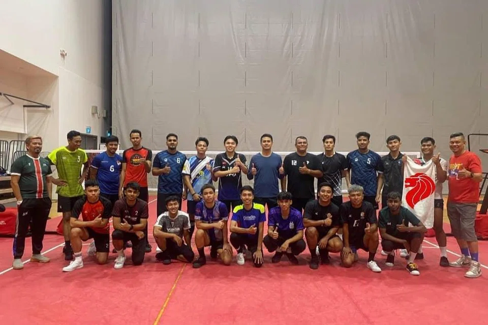 Latihan pasukan nasional Singapura bersama ketua jurulatih baru, Salleh Nanang (paling kanan, berdiri) dan penolong jurulatihnya, Nurhisham Adam (paling kanan, berdiri), telah mula dijalankan. 