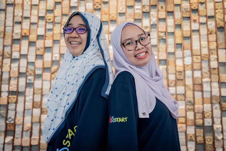 Dalam podcast No Tapis kali ini, Pegawai Program KidSTART, Cik Jazimah Haron (kiri) dan Cik Siti Halimah Mohamed Ghazalie, berkongsi cabaran yang biasa dihadapi ibu bapa serta menekankan pentingnya peranan orang tua dalam pembangunan awal kanak-kanak.