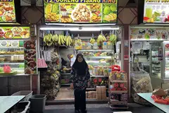 GORENG PISANG KING: Menjual beraneka jenis goreng pisang dan makanan gorengan lain, Goreng Pisang King di Pusat Makanan Bedok menjadi antara tempat utama bagi kudapan pisang goreng.