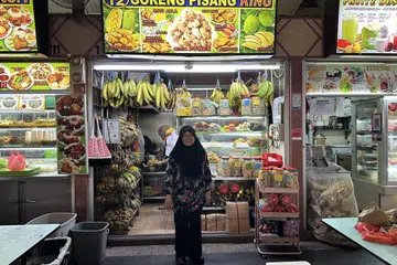 GORENG PISANG KING: Menjual beraneka jenis goreng pisang dan makanan gorengan lain, Goreng Pisang King di Pusat Makanan Bedok menjadi antara tempat utama bagi kudapan pisang goreng.
