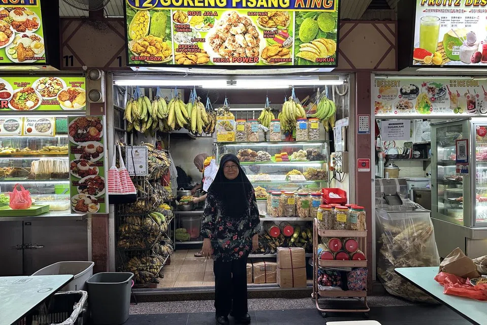 GORENG PISANG KING: Menjual beraneka jenis goreng pisang dan makanan gorengan lain, Goreng Pisang King di Pusat Makanan Bedok menjadi antara tempat utama bagi kudapan pisang goreng.