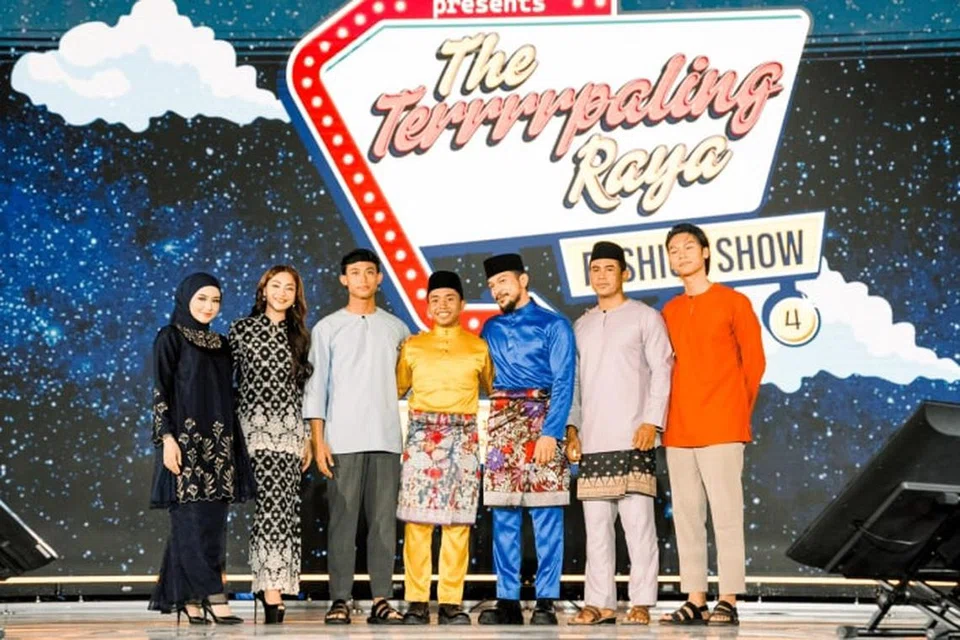 Koleksi pakaian Raya yang terkini dari Bulan Bintang buat 2024 diperkenalkan dalam acara pertunjukan fesyen yang berjudul, ‘Bulan Bintang The Terrrpaling Raya Fashion Show’. 