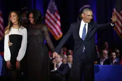 Presiden Barack Obama, Wanita Pertama Michelle Obama, dan anak mereka, Malia, menemui penyokong selepas Encik Obama menyampaikan ucapan perpisahan beliau sebagai presiden di Chicago, Illinois pada 10 Januari 2017.