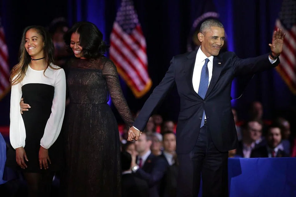 Presiden Barack Obama, Wanita Pertama Michelle Obama, dan anak mereka, Malia, menemui penyokong selepas Encik Obama menyampaikan ucapan perpisahan beliau sebagai presiden di Chicago, Illinois pada 10 Januari 2017.