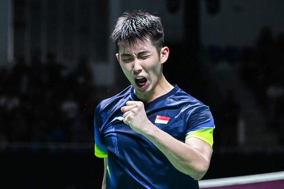 Atlet badminton negara, Loh Kean Yew, beraksi menentang Alwi Farhan dari Indonesia dalam acara separuh akhir badminton berpasukan lelaki pada Sukan SEA ke-33 di Bangkok, Thailand, pada 8 Disember 2025.