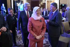ULANG TAHUN IPS: Presiden Halimah Yacob (tengah) didampingi pengarah IPS, Encik Janadas Devan (kiri) dan pengarah SPH Media Trust dan juga felo S R Nathan ke-11, Encik Patrick Daniel (kanan) semasa majlis makan malam bagi meraikan ulang tahun ke-35 IPS di Hotel St Regis pada Isnin.