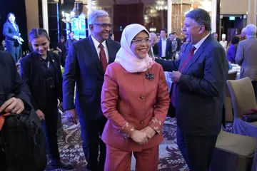 ULANG TAHUN IPS: Presiden Halimah Yacob (tengah) didampingi pengarah IPS, Encik Janadas Devan (kiri) dan pengarah SPH Media Trust dan juga felo S R Nathan ke-11, Encik Patrick Daniel (kanan) semasa majlis makan malam bagi meraikan ulang tahun ke-35 IPS di Hotel St Regis pada Isnin.