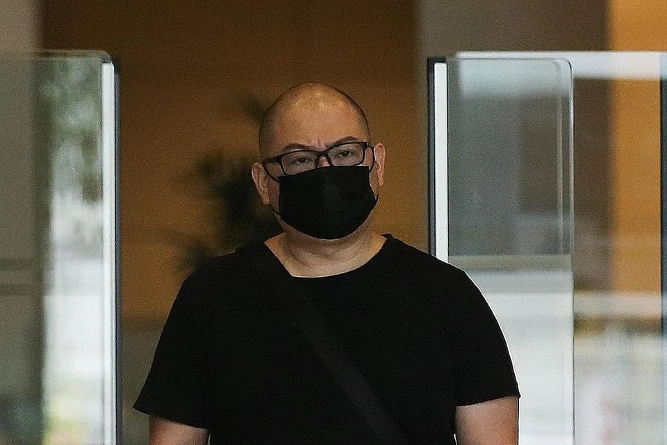 EDITOR TOC TURUT DISAMAN: PM Lee juga telah mengenakan saman terhadap editor TOC Encik Terry Xu (kanan) atas artikel yang sama dalam kes berasingan yang masih belum ditentukan. - Foto ZAOBAO