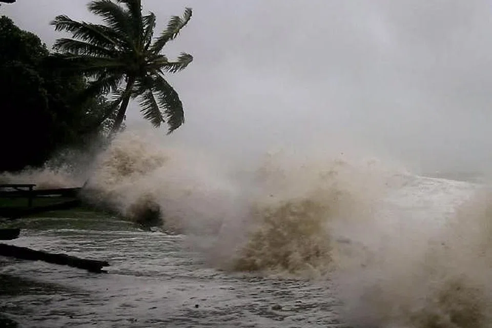 PUKULAN OMBAK: Hempasan ombak dek tiupan puting beliung yang melanda Queensland. - Foto NEWS.COM.AU