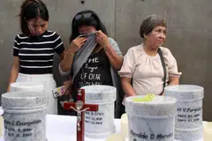 Seorang ahli keluarga mangsa pembunuhan di luar proses undang undang dalam perang dadah bekas Presiden Filipina Rodrigo Duterte menangis di sisi tempayan abu mangsa semasa upacara penyimpanan abu di “Dambana ng Paghilom” (Kuil Penyembuhan) di sebuah tanah perkuburan di Caloocan, pinggir Manila pada 20 Februari 2026. Pendengaran di Mahkamah Jenayah Antarabangsa (ICC) bermula 23 Februari bagi menentukan sama ada Duterte akan dibicarakan berhubung sekurang kurangnya 76 kematian tersebut.