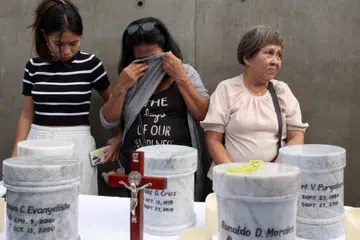 Seorang ahli keluarga mangsa pembunuhan di luar proses undang undang dalam perang dadah bekas Presiden Filipina Rodrigo Duterte menangis di sisi tempayan abu mangsa semasa upacara penyimpanan abu di “Dambana ng Paghilom” (Kuil Penyembuhan) di sebuah tanah perkuburan di Caloocan, pinggir Manila pada 20 Februari 2026. Pendengaran di Mahkamah Jenayah Antarabangsa (ICC) bermula 23 Februari bagi menentukan sama ada Duterte akan dibicarakan berhubung sekurang kurangnya 76 kematian tersebut.