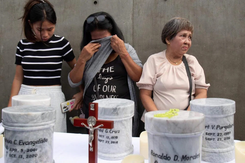 Seorang ahli keluarga mangsa pembunuhan di luar proses undang undang dalam perang dadah bekas Presiden Filipina Rodrigo Duterte menangis di sisi tempayan abu mangsa semasa upacara penyimpanan abu di “Dambana ng Paghilom” (Kuil Penyembuhan) di sebuah tanah perkuburan di Caloocan, pinggir Manila pada 20 Februari 2026. Pendengaran di Mahkamah Jenayah Antarabangsa (ICC) bermula 23 Februari bagi menentukan sama ada Duterte akan dibicarakan berhubung sekurang kurangnya 76 kematian tersebut.
