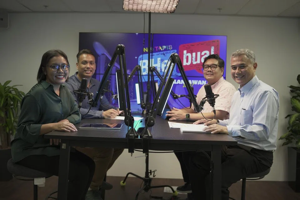 (Dari kiri) Koresponden Berita Harian, Cik Irma Kamarudin; pengerusi M³@Pasir Ris-Punggol, Encik Azuan Tan; Editor Berita BH, Encik Nazri Hadi Saparin; dan zamil penyelidikan kanan di Institut Pengajian Dasar (IPS), Dr Faizal Yahya, berbincang tentang Belanjawan 2025 dalam sesi podcast ‘BHerbual NoTapis’.