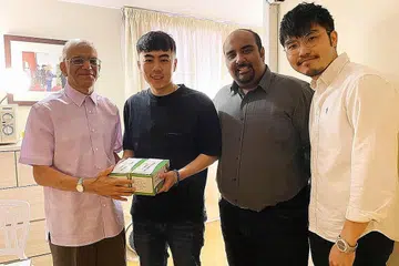 SUMBANGAN IKHLAS: (Dari kiri) Presiden MKAC, Encik Ameerali Abdeali, menerima sumbangan 200 pelitup muka daripada Encik Wah semalam. Bersama mereka ialah Encik Farhan dan seorang rakan Encik Wah, Encik Glenn Tia. - Foto MKAC