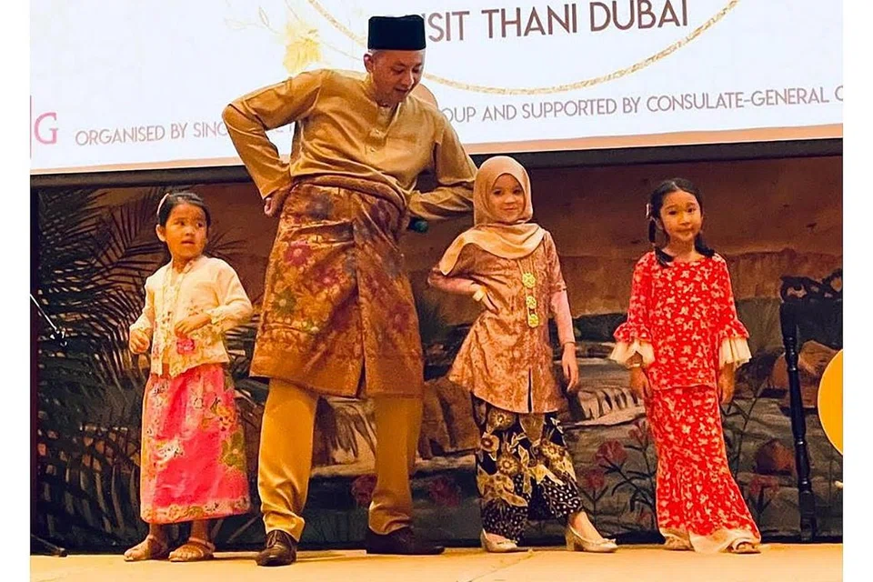 PERSEMBAHAN: Sekitar 300 orang menghadiri majlis sambutan Hari Raya Aidilfitri di Dubai, anjuran bersama oleh Kumpulan Melayu-Islam Singapura (SMG) Dubai dan Kedutaan Singapura di UAE pada 14 Mei lalu. Anggota SMG menyertai pelbagai acara termasuk persembahan pencak silat, dikir barat, tarian, serta nyanyian lagu-lagu hari raya. - Foto-Foto ROSEBI MOHD SAH
