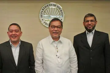 JALIN KERJASAMA: (Dari kiri) Penolong Setiausaha di Jabatan Pelancongan Filipina, Encik Art Boncato Jr; Encik R. Jimenez Jr dan Encik Fazal, bergambar selepas memeterai perjanjian kerjasama di Filipina baru-baru ini. - Foto CRESCENTRATING