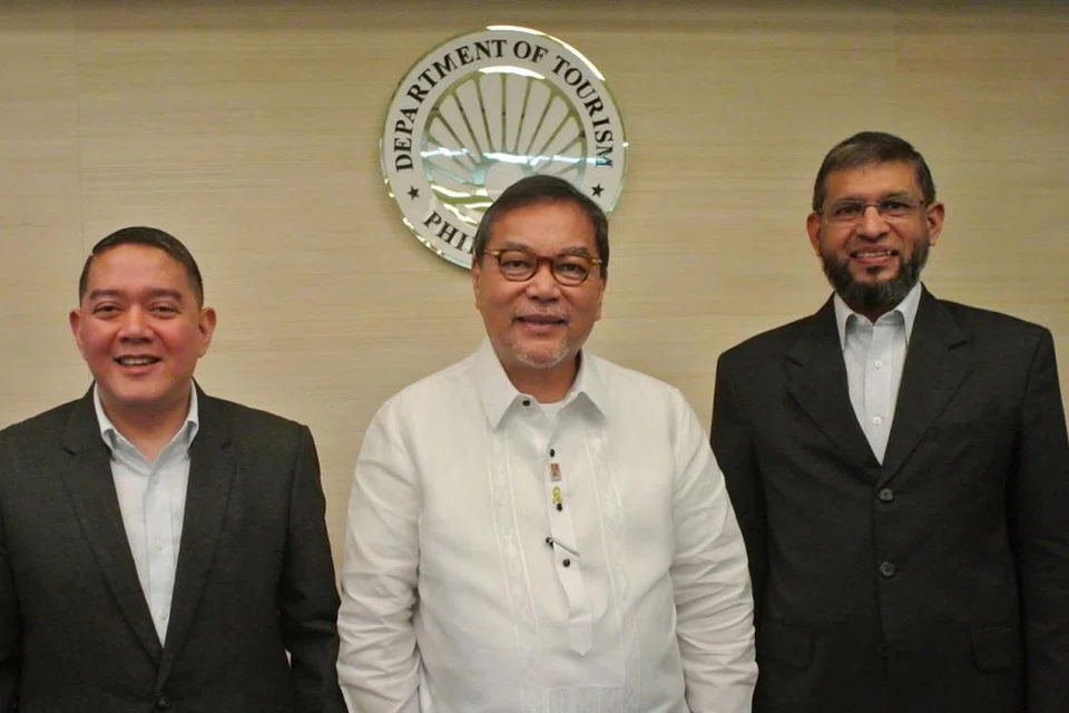 JALIN KERJASAMA: (Dari kiri) Penolong Setiausaha di Jabatan Pelancongan Filipina, Encik Art Boncato Jr; Encik R. Jimenez Jr dan Encik Fazal, bergambar selepas memeterai perjanjian kerjasama di Filipina baru-baru ini. - Foto CRESCENTRATING