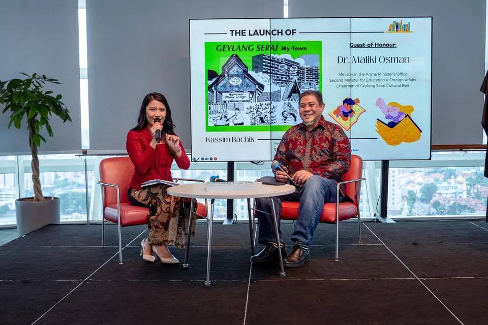 Duta Bahasa 2023, penyampai dan penerbit berita di Berita Mediacorp, Cik Nursha Ismail, mengacarakan pelancaran buku komik Geylang Serai–My Town’ di bangunan Perpustakaan Negara pada 17 Februari.